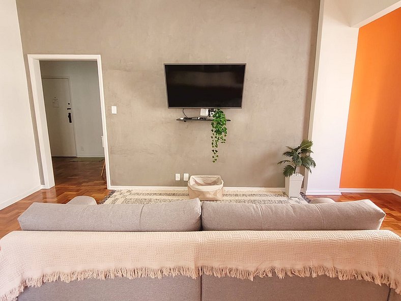 Cozy renovated apartment in Leme